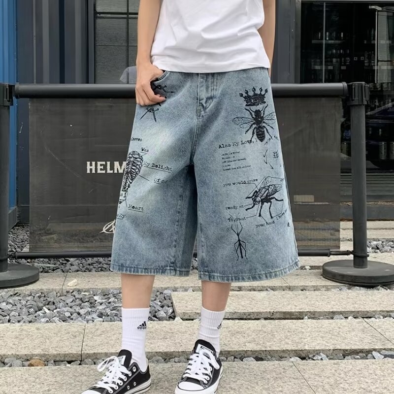 Unisex kapri traper šorc - labav kroj, ravne nogavice, srednji pojas, pamučni kaubojski denim, zakrpe dekor, ljeto 2025