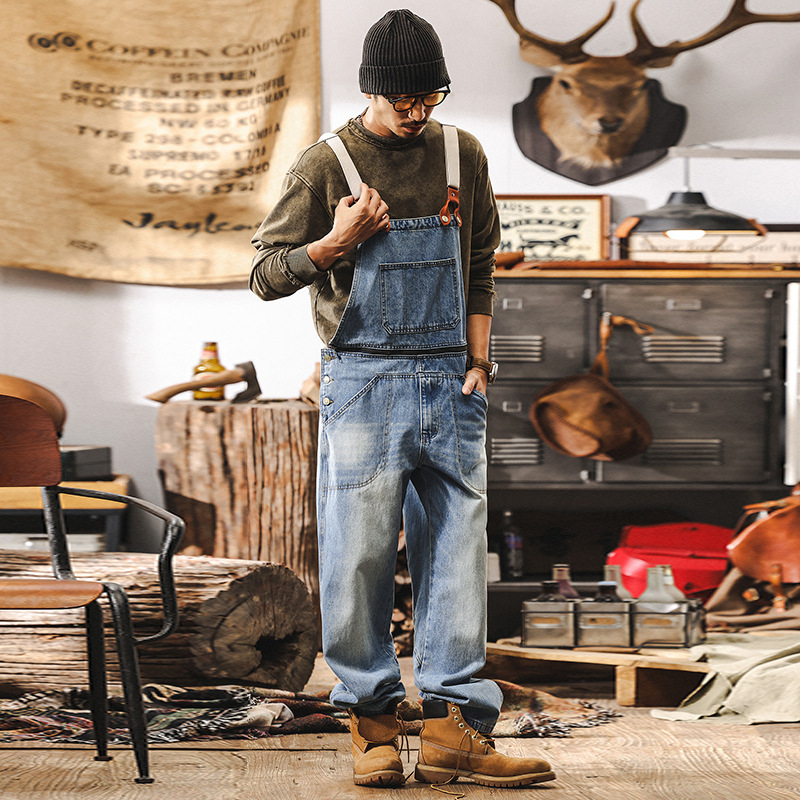 Farmernadrág leválasztható vállpántokkal, pamut, egyenes szabás, középmagas derék, cipzáras zárás.