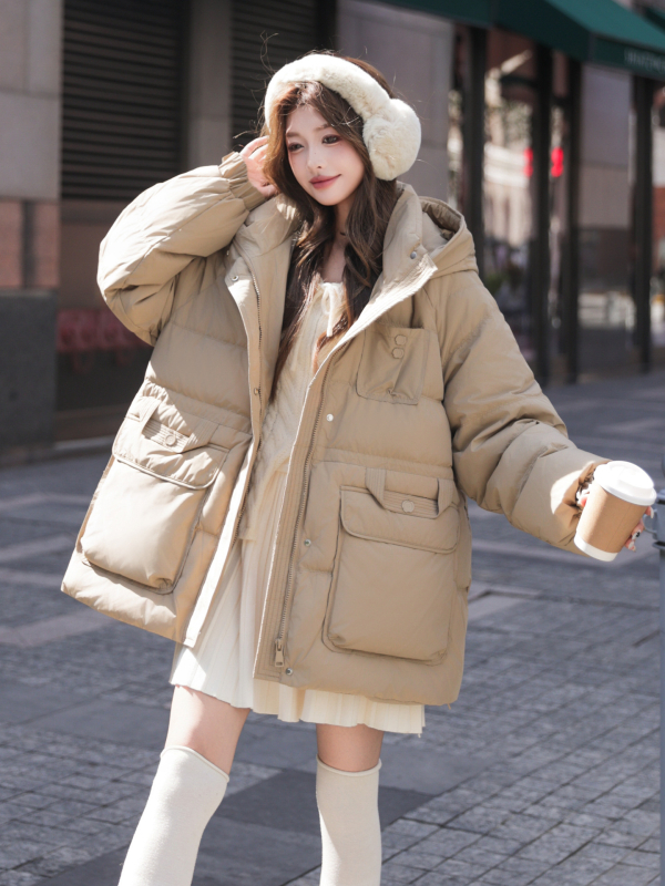 Дамско пухено яке, средно дълго, с качулка, пух от бяла патка 101–200 г, съдържание на пух 50–55%, полиестерна тъкан