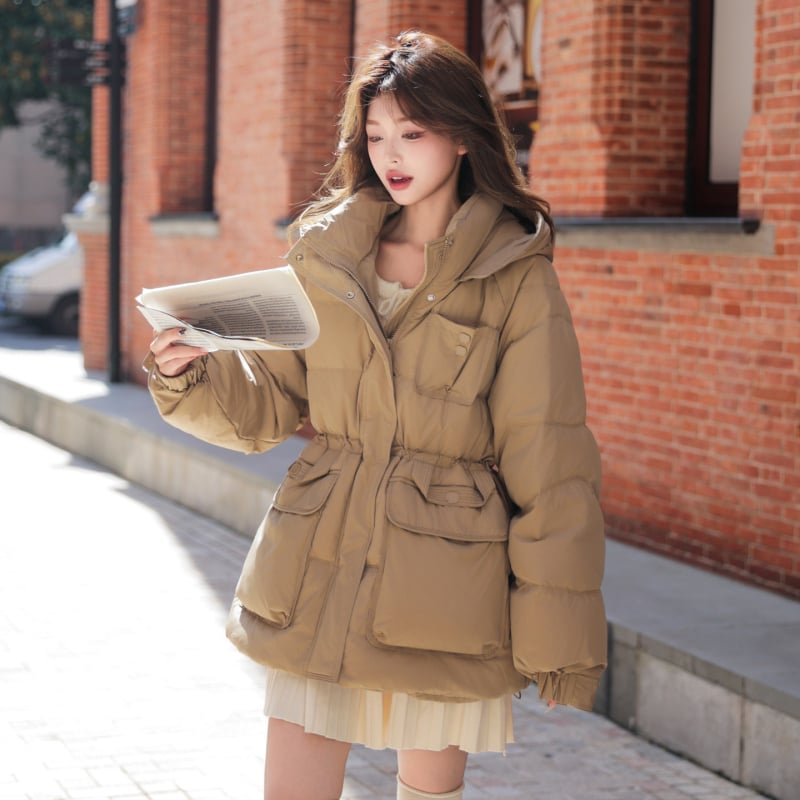 Дамско пухено яке, средно дълго, с качулка, пух от бяла патка 101–200 г, съдържание на пух 50–55%, полиестерна тъкан