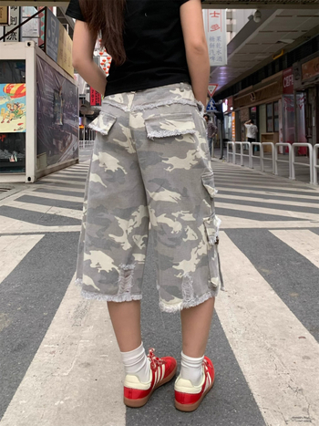 Muške traperice u američkom street stilu s camouflage patch i distressed detalje, široki kroj, skraćena dužina, 70,9% pamuk