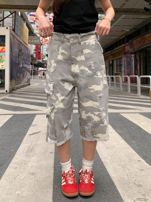 Muške traperice u američkom street stilu s camouflage patch i distressed detalje, široki kroj, skraćena dužina, 70,9% pamuk