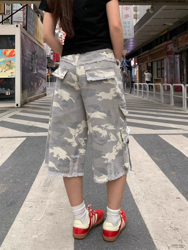 Muške traperice u američkom street stilu s camouflage patch i distressed detalje, široki kroj, skraćena dužina, 70,9% pamuk