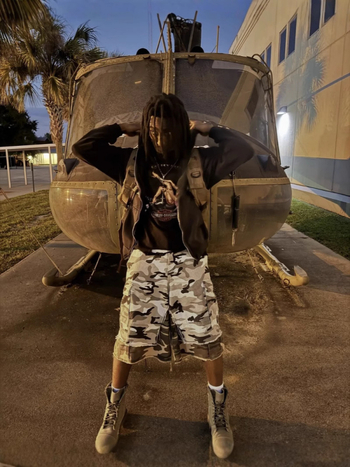 Férfi denim cropped egyenes szabású nadrág, koreai verzió stílusban, címkékkel