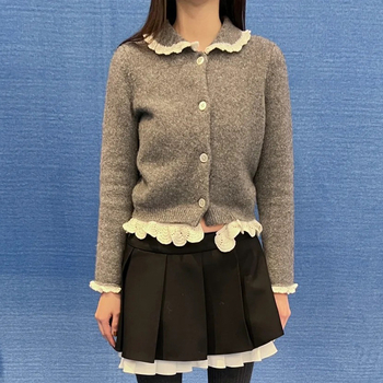 Pleteni kardigan s ovratnikom Doll collar, uski kroj, kopčanje na jedan red gumba, vuneno-kasmirno mješavina (50-70% vuna, 30-50% kasmira)