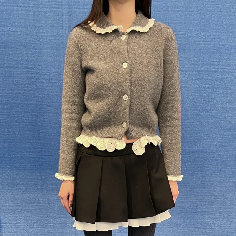 Pleteni kardigan s ovratnikom Doll collar, uski kroj, kopčanje na jedan red gumba, vuneno-kasmirno mješavina (50-70% vuna, 30-50% kasmira)