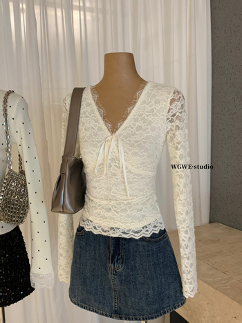 Osnovni gornji dio za slojevito nošenje s čipkastim V-izrezom, čvrst materijal, dugi rukavi, 95% poliester, A-kroj, duljina 50-65 cm, zima 2025, elegantan gradski stil.