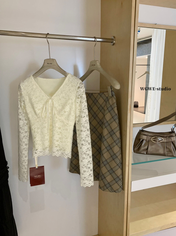 Osnovni gornji dio za slojevito nošenje s čipkastim V-izrezom, čvrst materijal, dugi rukavi, 95% poliester, A-kroj, duljina 50-65 cm, zima 2025, elegantan gradski stil.