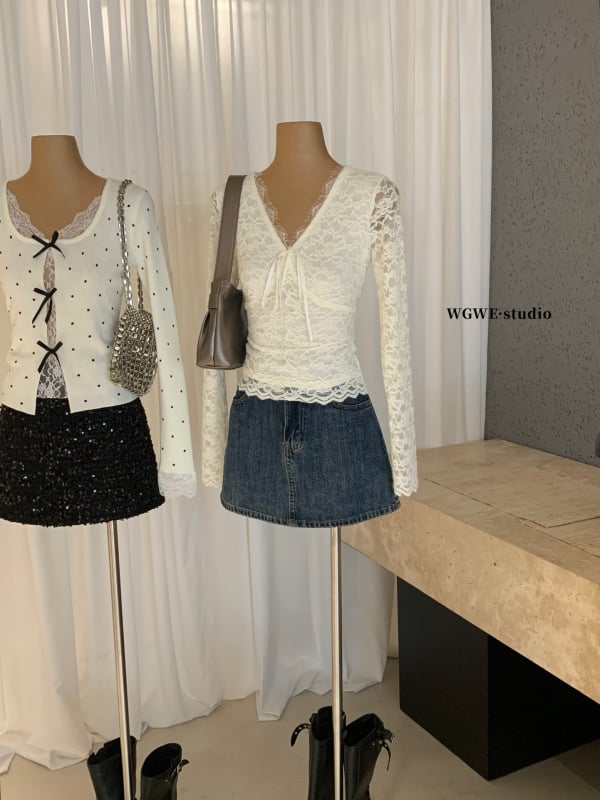 Osnovni gornji dio za slojevito nošenje s čipkastim V-izrezom, čvrst materijal, dugi rukavi, 95% poliester, A-kroj, duljina 50-65 cm, zima 2025, elegantan gradski stil.