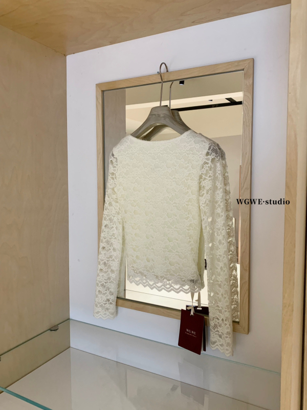 Osnovni gornji dio za slojevito nošenje s čipkastim V-izrezom, čvrst materijal, dugi rukavi, 95% poliester, A-kroj, duljina 50-65 cm, zima 2025, elegantan gradski stil.