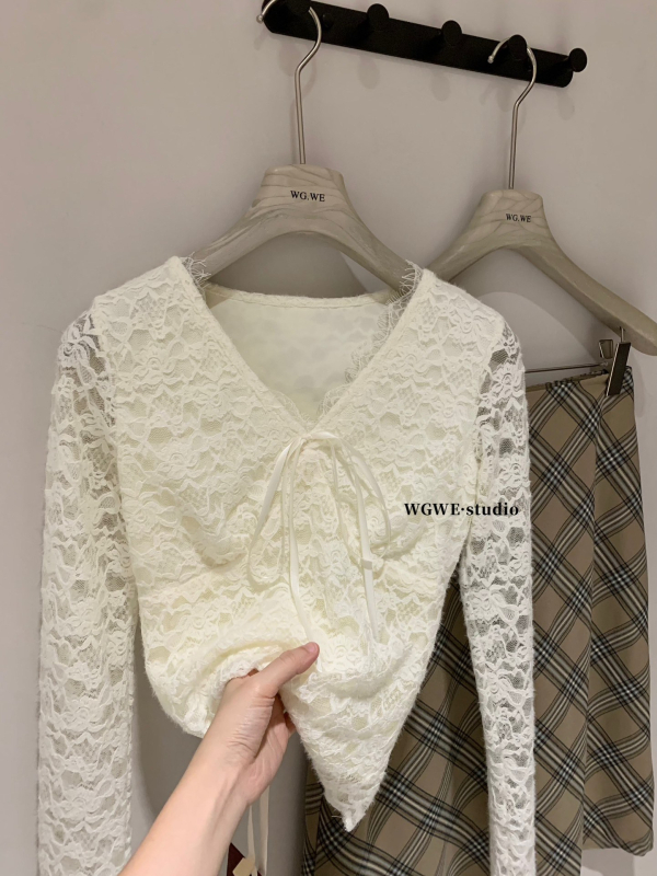 Osnovni gornji dio za slojevito nošenje s čipkastim V-izrezom, čvrst materijal, dugi rukavi, 95% poliester, A-kroj, duljina 50-65 cm, zima 2025, elegantan gradski stil.