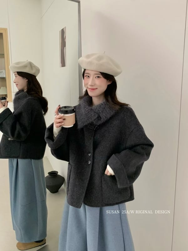 Женско палто от вълна, изключително дебело, с ревър, свободна кройка и дълги ръкави; материя: вълна и полиестер