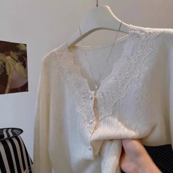 Vuneni pleteni džemper s V-izrezom, gumbi s perlama i čipkastim detaljima, elegantan gradski stil
