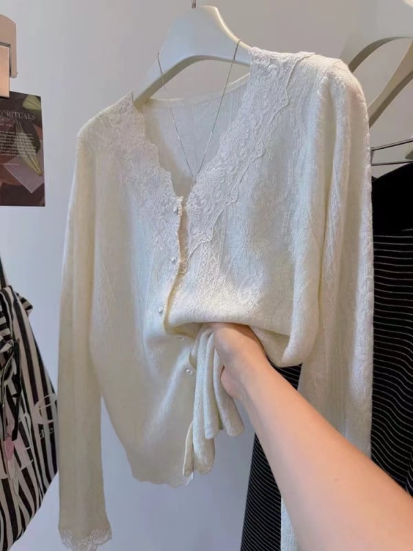 Vuneni pleteni džemper s V-izrezom, gumbi s perlama i čipkastim detaljima, elegantan gradski stil