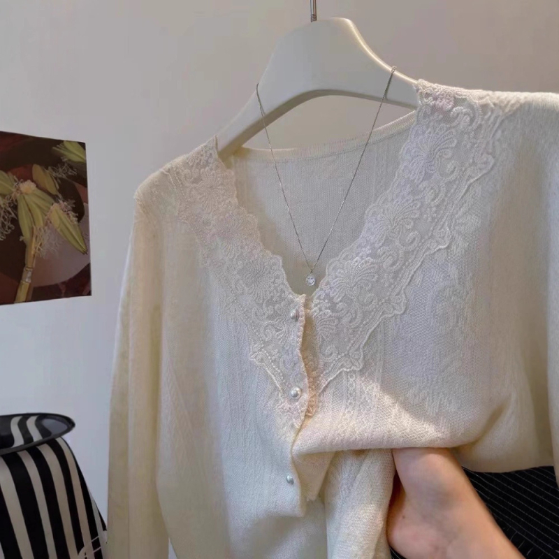 Vuneni pleteni džemper s V-izrezom, gumbi s perlama i čipkastim detaljima, elegantan gradski stil