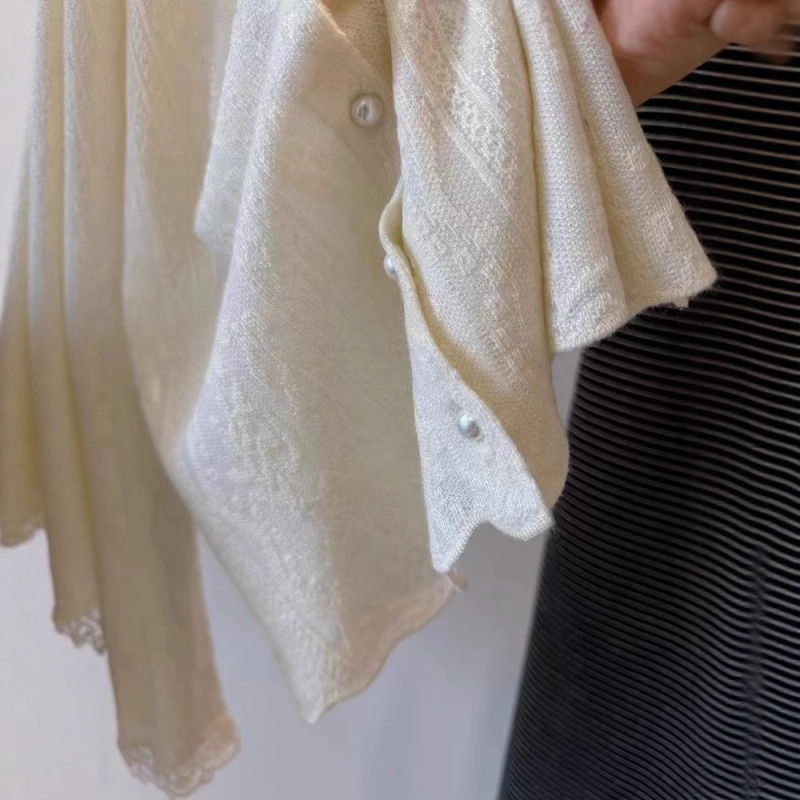 Vuneni pleteni džemper s V-izrezom, gumbi s perlama i čipkastim detaljima, elegantan gradski stil