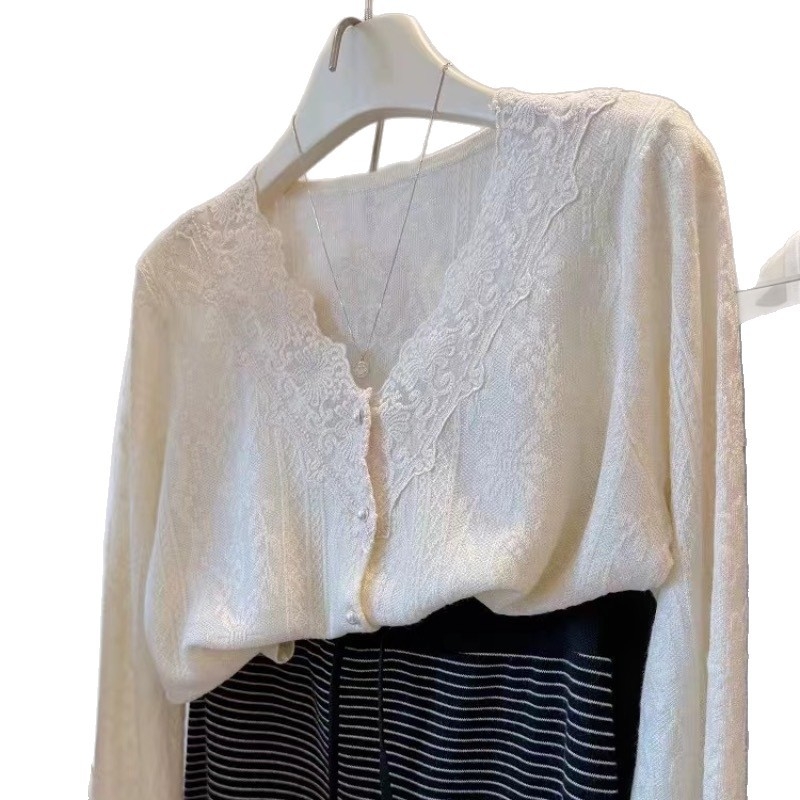 Vuneni pleteni džemper s V-izrezom, gumbi s perlama i čipkastim detaljima, elegantan gradski stil
