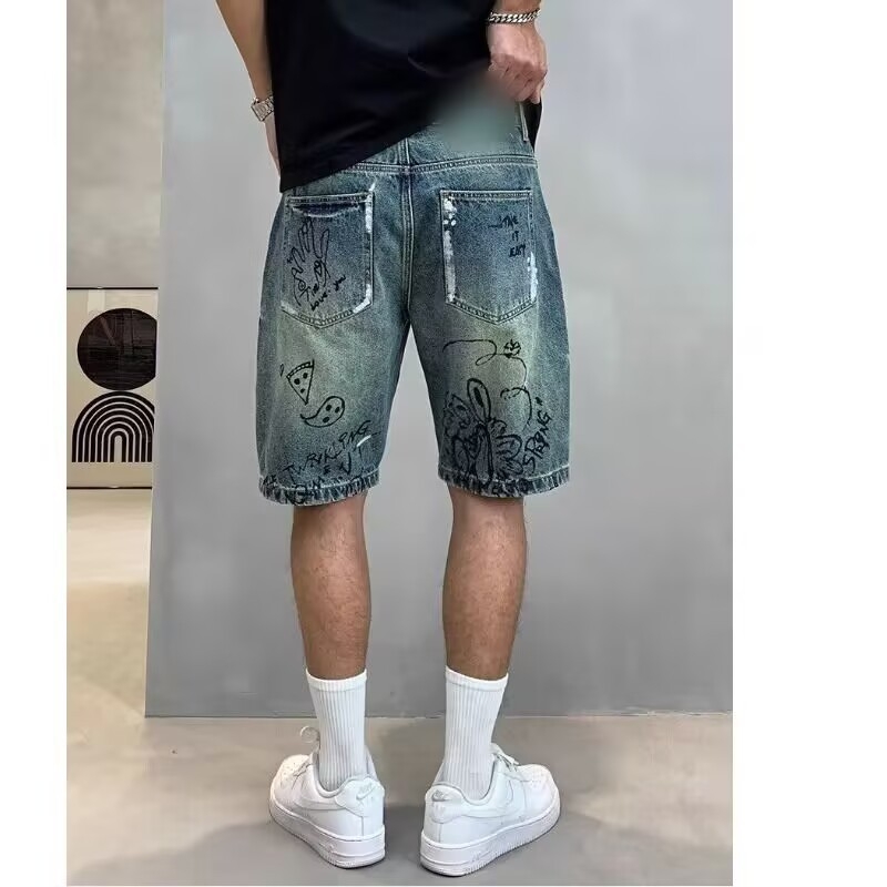 Traper šorc s grafit printom - opuštena silueta, gradski street stil, straight kroj