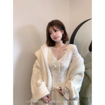 Top s V izrezom, čipkasti unutarnji sloj, fleec podstava, uski kroj, dugi rukavi