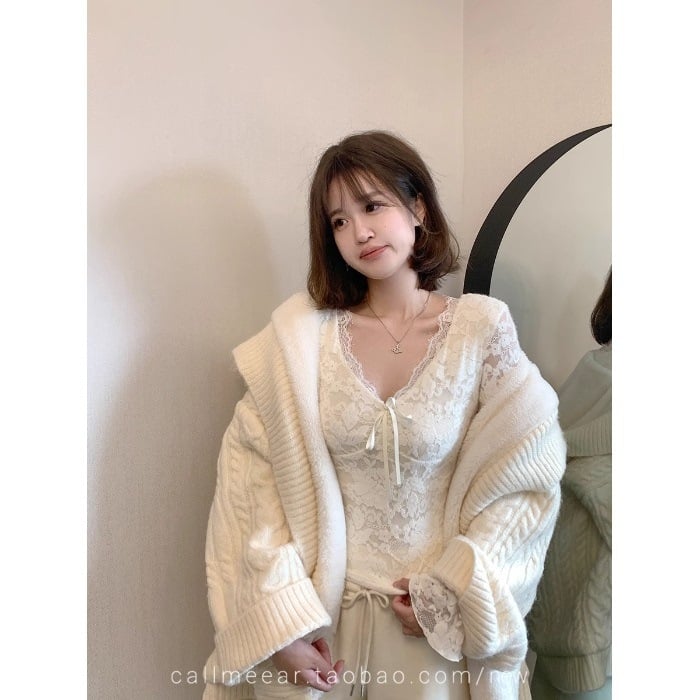 Top s V izrezom, čipkasti unutarnji sloj, fleec podstava, uski kroj, dugi rukavi