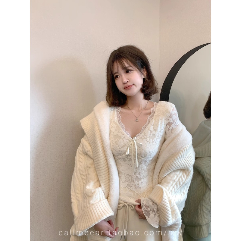 Top s V izrezom, čipkasti unutarnji sloj, fleec podstava, uski kroj, dugi rukavi