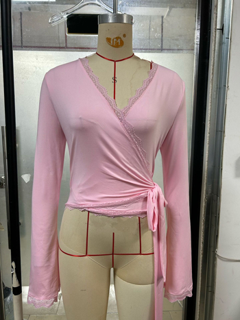 Női hosszú ujjú V-nyakú póló csipkés szegéllyel, szűk szabású, egyszínű, poliészter/elasztán anyag