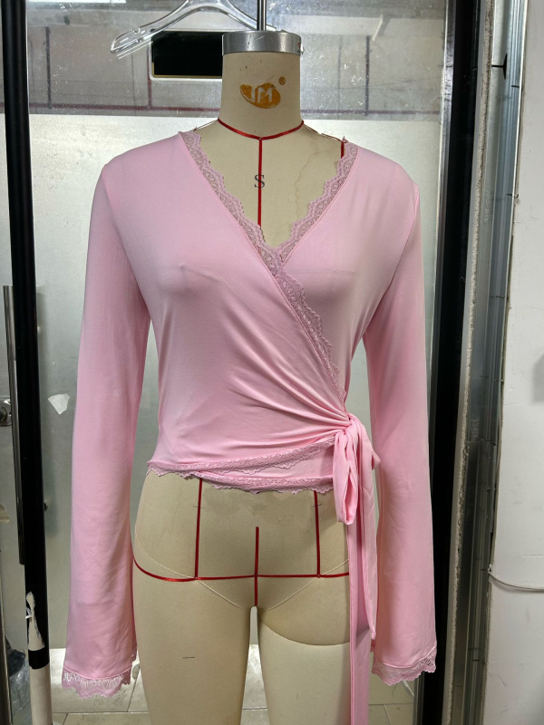 Női hosszú ujjú V-nyakú póló csipkés szegéllyel, szűk szabású, egyszínű, poliészter/elasztán anyag