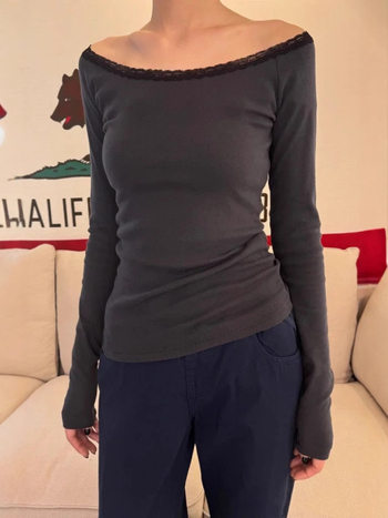 Ženska majica s dugim rukavima, čipkastim ovratnikom i prozračnim crochet uzorkom; materijal: pamuk i poliester; duljina 50–65 cm; ljeto 2024