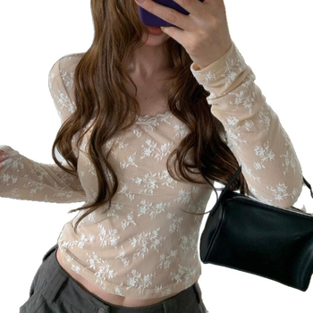 Тесен топ от полиестер със U-образно деколте, дълги ръкави и дантелен кант с възел във форма на пеперуда.