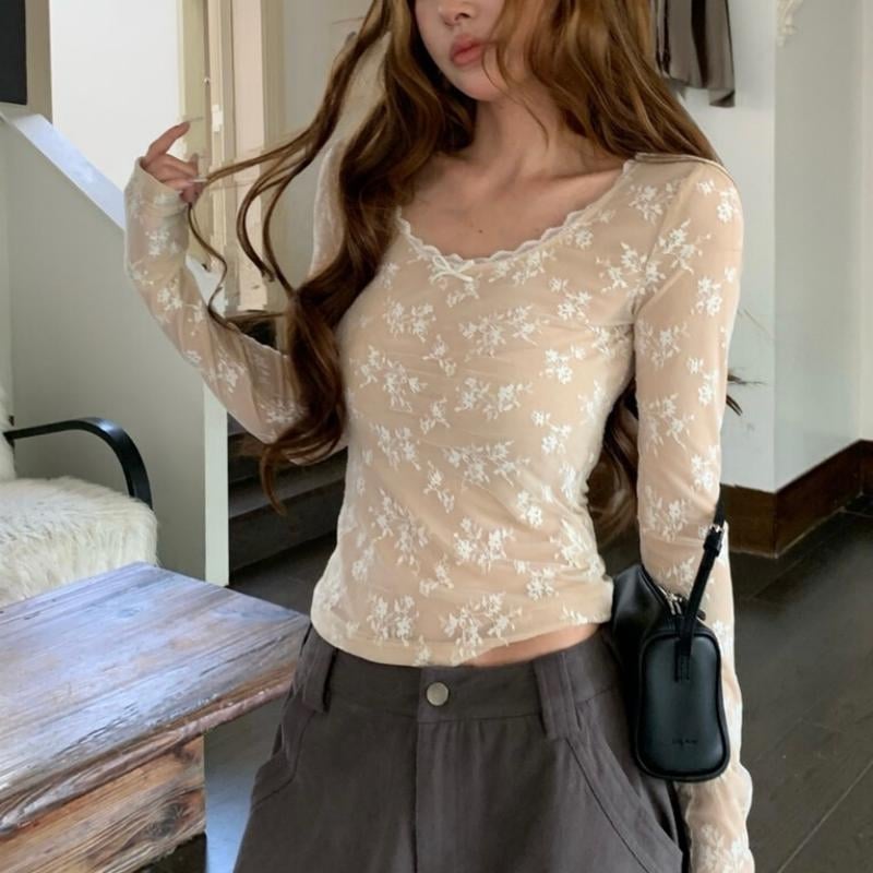 Тесен топ от полиестер със U-образно деколте, дълги ръкави и дантелен кант с възел във форма на пеперуда.