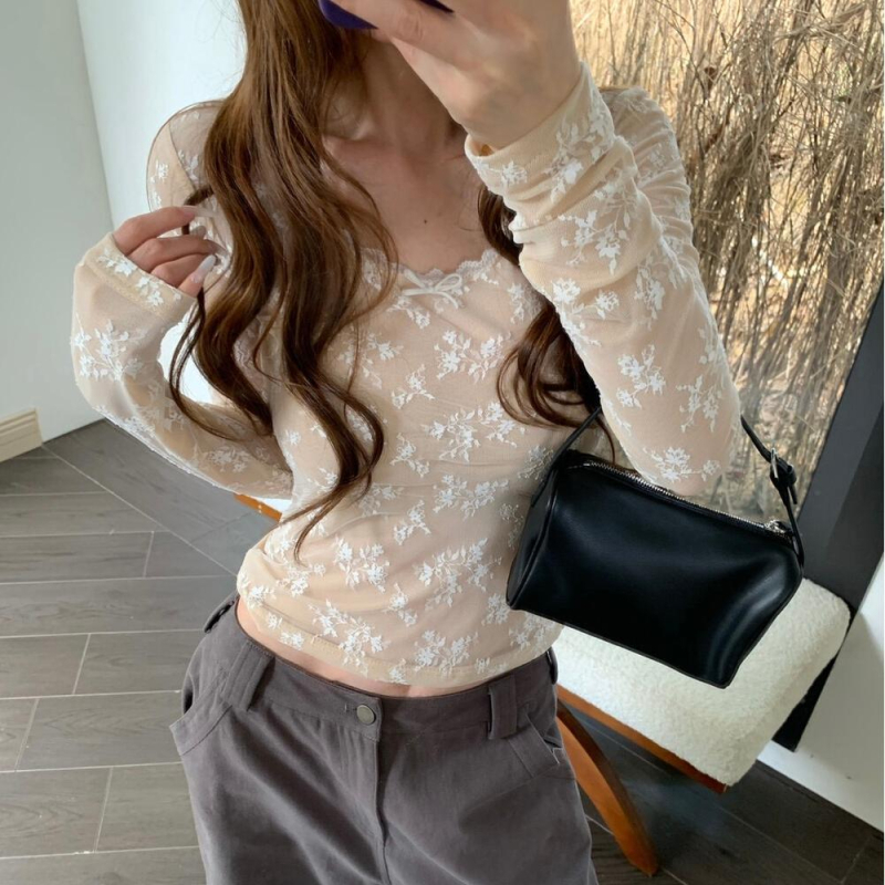 Тесен топ от полиестер със U-образно деколте, дълги ръкави и дантелен кант с възел във форма на пеперуда.