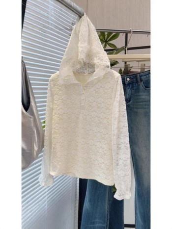 Čipkasti top s kapuljom i fleece podstavom, dugi rukavi, slobodan kroj, jednobojna boja