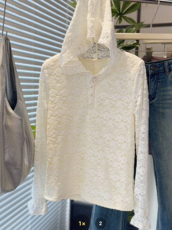 Čipkasti top s kapuljom i fleece podstavom, dugi rukavi, slobodan kroj, jednobojna boja