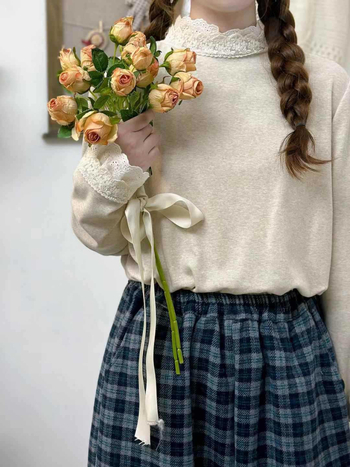 Pamut hosszú ujjú póló csipés panellel, kerek nyakú, őszi 2024