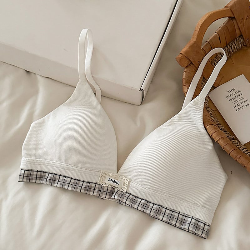 Set sutiene cupe triunghiulare, cupe subțiri modelate, material nylon, căptușeală nylon, bretele fixe dublu, închidere în spate cu trei rânduri