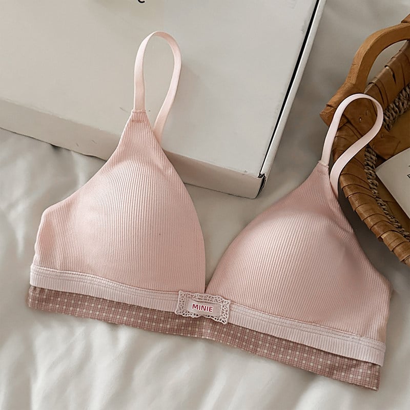 Set sutiene cupe triunghiulare, cupe subțiri modelate, material nylon, căptușeală nylon, bretele fixe dublu, închidere în spate cu trei rânduri