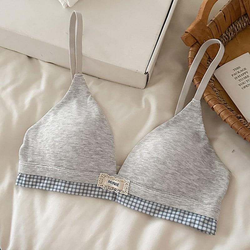 Set sutiene cupe triunghiulare, cupe subțiri modelate, material nylon, căptușeală nylon, bretele fixe dublu, închidere în spate cu trei rânduri