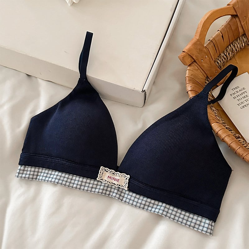 Set sutiene cupe triunghiulare, cupe subțiri modelate, material nylon, căptușeală nylon, bretele fixe dublu, închidere în spate cu trei rânduri