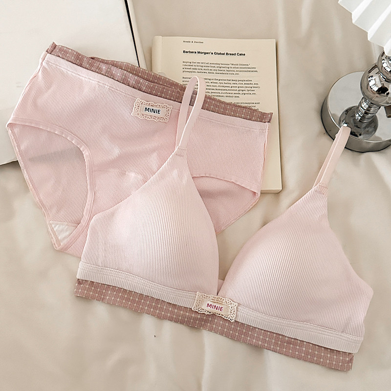 Set sutiene cupe triunghiulare, cupe subțiri modelate, material nylon, căptușeală nylon, bretele fixe dublu, închidere în spate cu trei rânduri