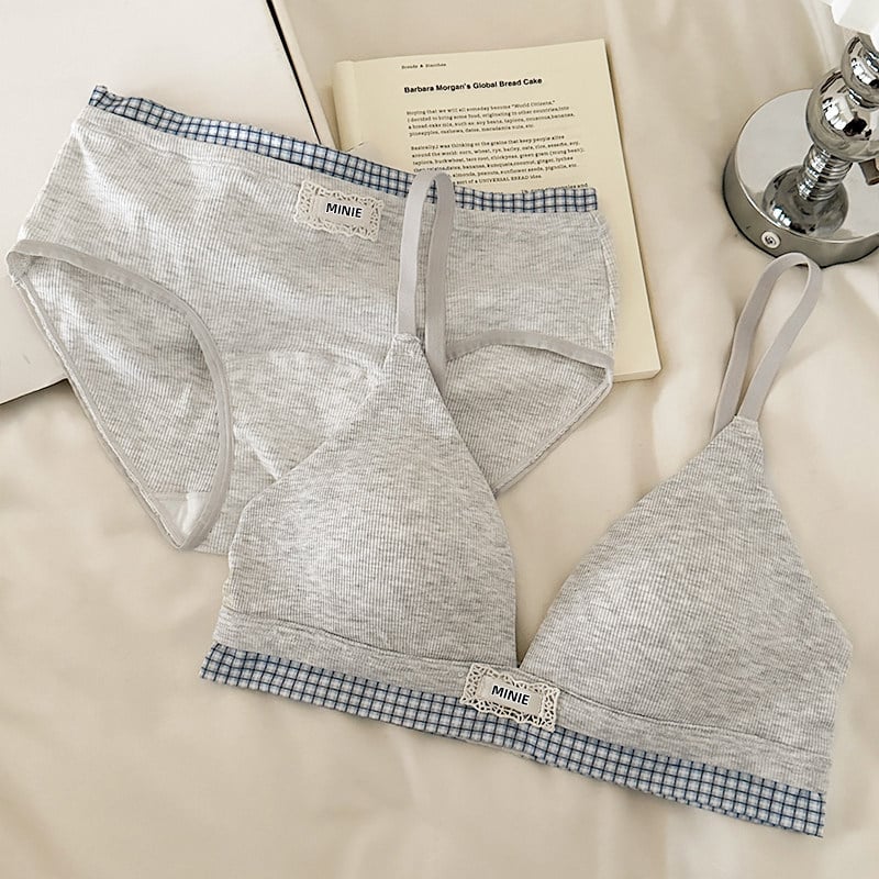 Set sutiene cupe triunghiulare, cupe subțiri modelate, material nylon, căptușeală nylon, bretele fixe dublu, închidere în spate cu trei rânduri