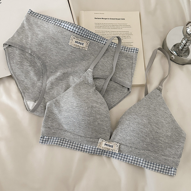 Set sutiene cupe triunghiulare, cupe subțiri modelate, material nylon, căptușeală nylon, bretele fixe dublu, închidere în spate cu trei rânduri