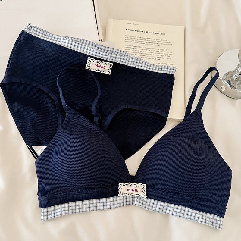 Set sutiene cupe triunghiulare, cupe subțiri modelate, material nylon, căptușeală nylon, bretele fixe dublu, închidere în spate cu trei rânduri