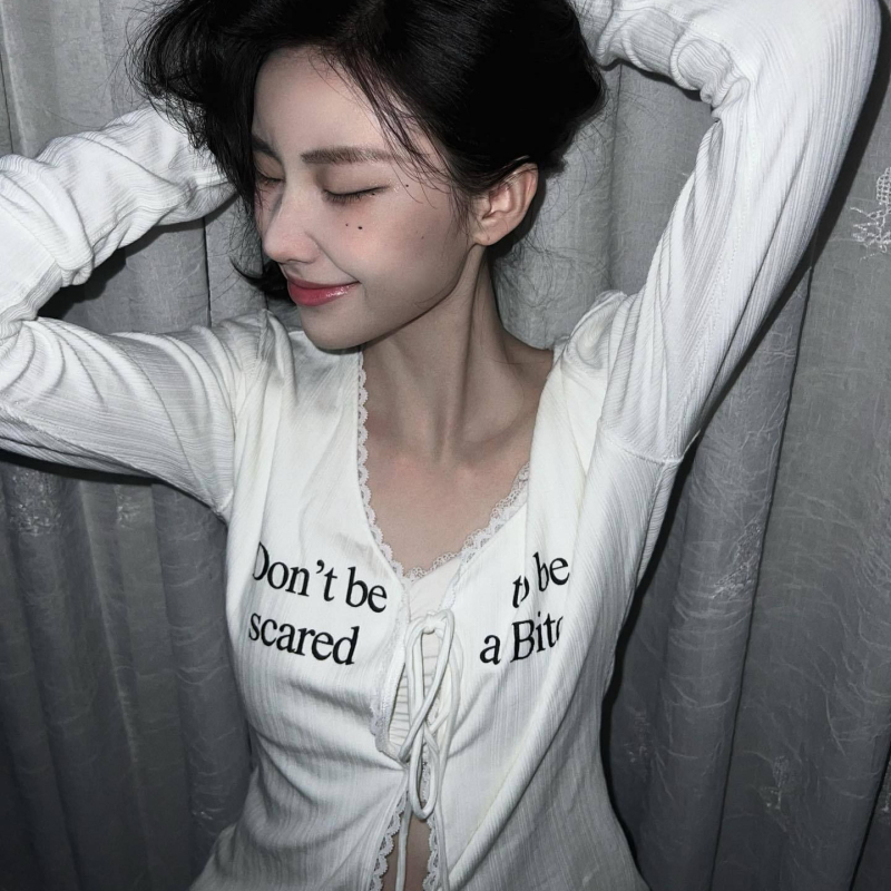 T-shirt u korejskom stilu, uskog kroja, dugi rukavi, čipkasti rub i U izrez