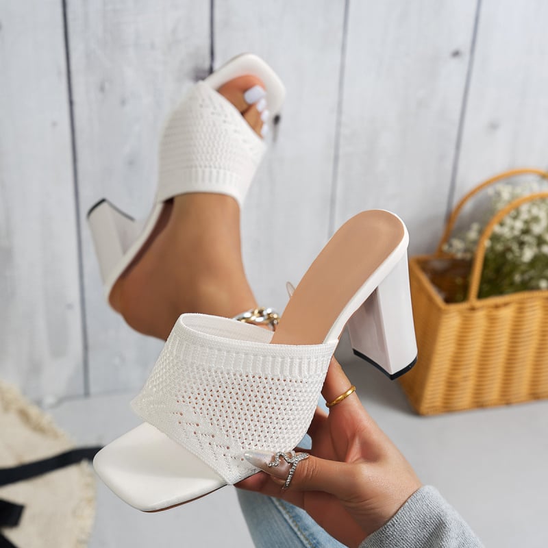 Női szandál négyszögletes orrú, egypántos, vastag sarok, hálós felsőrész, PU bélés, gumi talp, 2025 nyár