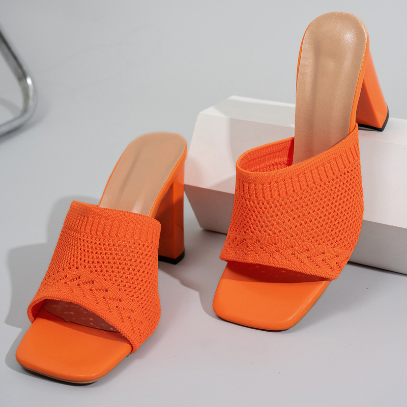 Női szandál négyszögletes orrú, egypántos, vastag sarok, hálós felsőrész, PU bélés, gumi talp, 2025 nyár