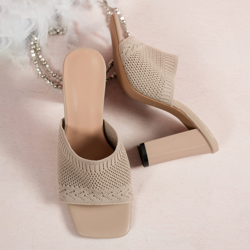 Női szandál négyszögletes orrú, egypántos, vastag sarok, hálós felsőrész, PU bélés, gumi talp, 2025 nyár