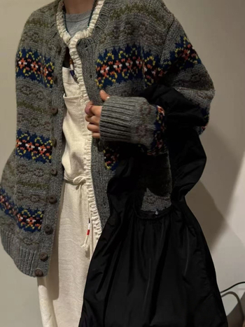 Cardigan, debeli vuneni pleteni materijal, V-izrez, dugi rukavi, 95% vuna, jesen 2025