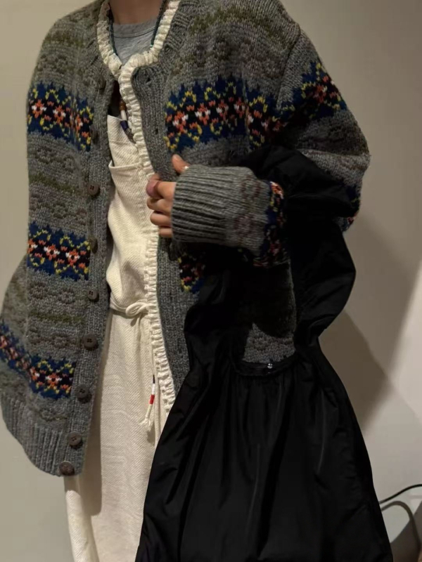 Cardigan, debeli vuneni pleteni materijal, V-izrez, dugi rukavi, 95% vuna, jesen 2025