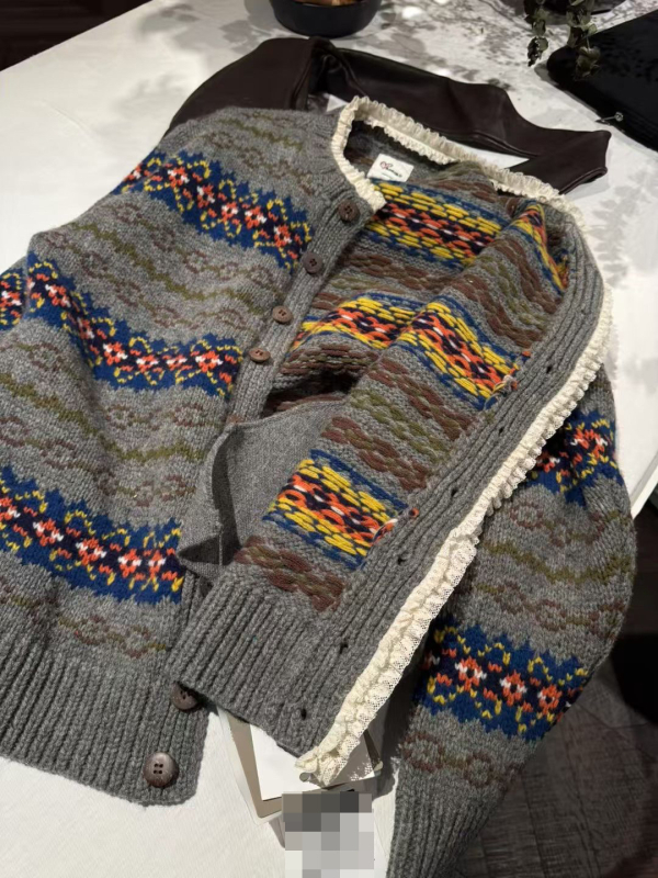 Cardigan, debeli vuneni pleteni materijal, V-izrez, dugi rukavi, 95% vuna, jesen 2025