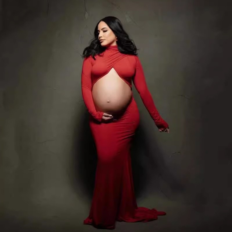 Haljina s okruglim vratom, dugi rukavi, 90–95% spandexa, panelni uzorak, duga suknja, uski kroj u bokovima